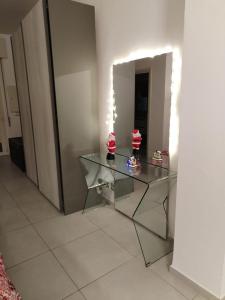 uma mesa de vidro com dois bolos numa sala em Appartamento Suite Antiche Terme - Zero Barriere em Acqui Terme