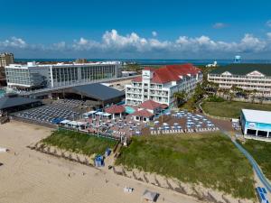 uma vista aérea de um resort com uma praia e edifícios em Sand Rose Beach Resort em South Padre Island