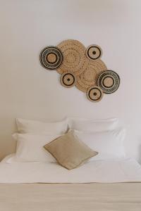 帕蒂博的住宿－Habitation TABANON，床头板,床上装饰有墙上的