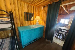 ein Schlafzimmer mit einer blauen Kommode in einer Hütte in der Unterkunft Lake Huron - Super Cute Lake Front Cabin (Sleeps 5) in Oscoda