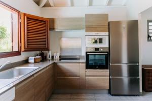 プティ・ブールにあるHabitation TABANONのキッチン(木製キャビネット、ステンレス製の冷蔵庫付) +16枚の写真