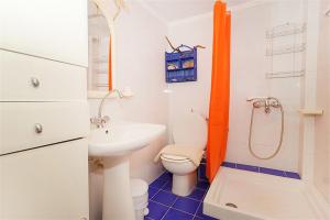 une petite salle de bain avec toilettes et lavabo dans l'établissement Feni Traditional House Loutra 2 bedrooms 6 guests, à Agia Paraskevi