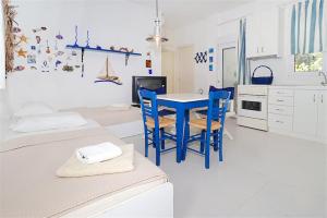 une chambre avec deux lits, une table et des chaises dans l'établissement Feni Traditional House Loutra 2 bedrooms 6 guests, à Agia Paraskevi 15 autres photos