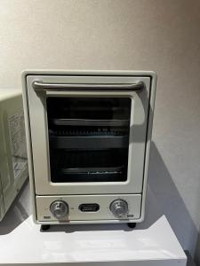 einem Toaster, der auf einem Tisch sitzt in der Unterkunft 貸し切りゲストハウスsai2nd in Yasugi