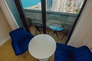 Zimmer mit einem Tisch, 2 Stühlen und einem Fenster in der Unterkunft Hotel in Orbi City Official in Batumi