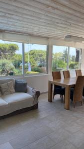 - un salon avec un canapé et une table dans l'établissement MY Tropezienne Bed&Breakfast, à Saint-Tropez
