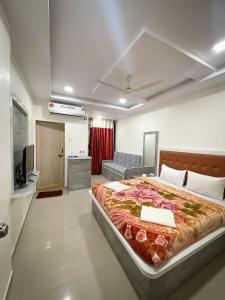 ein Schlafzimmer mit einem großen Bett in einem Zimmer in der Unterkunft Hill Side Heaven Residency in Mahabaleshwar