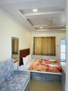 ein Schlafzimmer mit einem großen Bett und einem Fenster in der Unterkunft Hill Side Heaven Residency in Mahabaleshwar