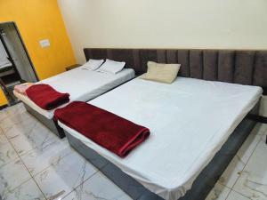 Postel nebo postele na pokoji v ubytování Kumkum gest house