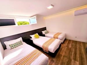 Pokój z 2 łóżkami i oknem w obiekcie Peers Guest House w mieście Cascais
