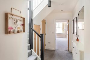 un corridoio di una casa con scale e scala di Beautiful 2 Bed Apartment just steps to the Beach a Weymouth