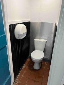 een kleine badkamer met een toilet in een stal bij Wicklow Wild Glamping Shepherds Huts at Greenan Maze in Rathdrum