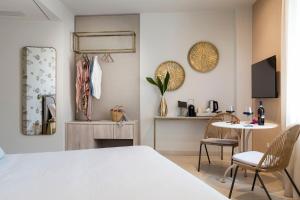 1 dormitorio con 1 cama, mesa y sillas en Belduomo, en Taormina