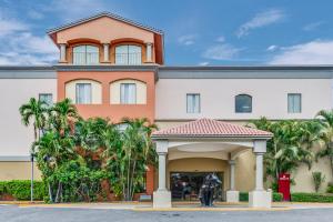 a building with people standing in front of it at Fiesta Inn Colima in Colima