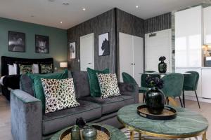 uma sala de estar com um sofá e uma mesa em Palm Tree House - Panther em Orpington