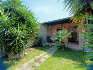 ein Haus mit einer Terrasse und Palmen davor in der Unterkunft VILLA ANNA in Casale la Cogna