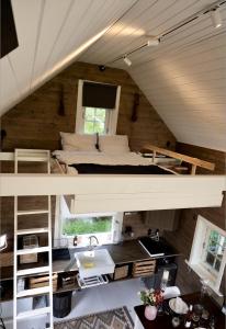 - une chambre avec un lit et un lavabo dans l'établissement Forest house, à Ljungskile