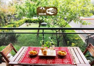 un tavolo con arance in ciotole su un balcone di HoliHome_Colombo - Open Space, 100m dal mare! a Tortoreto