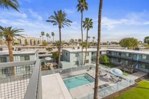 un apartamento con piscina y palmeras en Walkable OTS, Heated Poolside Mid Century Condo en Scottsdale