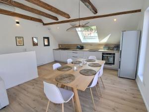 een keuken en eetkamer met een tafel en stoelen bij Maison Vœgtlinshoffen, 5 pièces, 6 personnes - FR-1-722-8 in Voegtlinshoffen