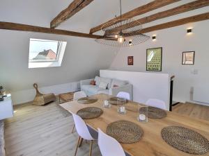 ein Wohnzimmer mit einem Holztisch und Stühlen in der Unterkunft Charmante maison 3 chambres au cœur du vignoble avec terrasse - FR-1-722-8 in Voegtlinshoffen + 28 Fotos