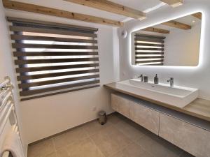 een badkamer met een wastafel en een spiegel bij Maison Vœgtlinshoffen, 5 pièces, 6 personnes - FR-1-722-8 in Voegtlinshoffen
