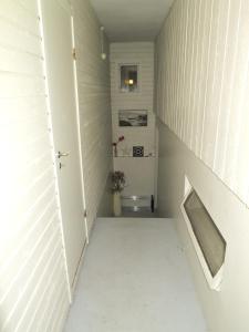 mały korytarz z toaletą w pokoju w obiekcie G29 sokkelleilighet sentralt i Tromsø, ca. 50kvm. w mieście Tromsø