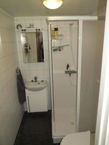 W łazience znajduje się prysznic, toaleta i umywalka. w obiekcie G29 sokkelleilighet sentralt i Tromsø, ca. 50kvm. w mieście Tromsø