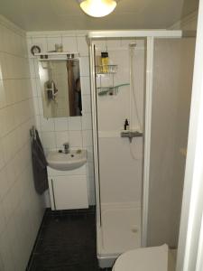Bilik mandi di G29 sokkelleilighet sentralt i Tromsø, ca. 50kvm. +10 gambar