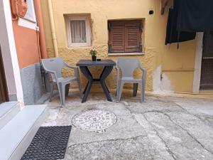 Kawasan patio atau luaran di Newly renovated apartment next to the port