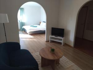 ein Wohnzimmer mit einem Bett und einem TV in der Unterkunft Bambinas Guest House Hässleholm in Hässleholm