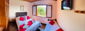 カンポス・ド・ジョルドンにあるCasa Bela vistaのベッドルーム1室(ベッド2台、窓付)