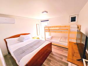 sypialnia z 2 łóżkami piętrowymi w obiekcie Peers Guest House w mieście Cascais