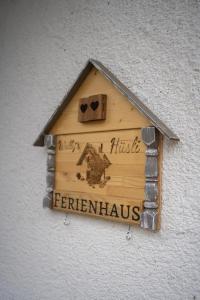 un panneau de la maison sur le côté d'un mur dans l'établissement Wallys Hüsli im Schwarzwald, à Ühlingen-Birkendorf