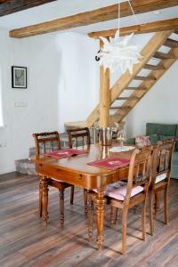 于林根-比肯多夫Wallys Hüsli im Schwarzwald的一间带木桌和椅子的用餐室