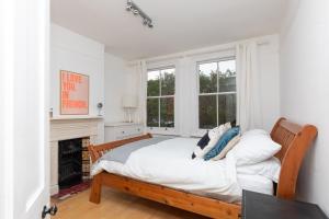 - une chambre avec un lit et une cheminée dans l'établissement 2 Bed Apartment in Sydenham, London, à Forest Hill