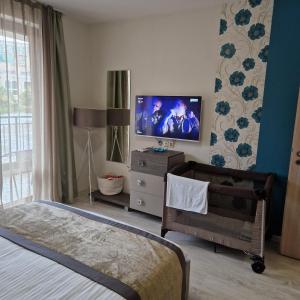 - une chambre avec un lit et une télévision à écran plat dans l'établissement Private Apartment in Star Dreams Complex, à Sveti Vlas