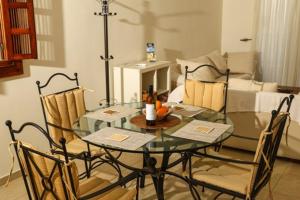 una mesa de cristal y sillas en la sala de estar. en Sunset Green 01, en Pafos