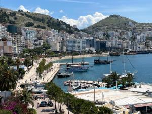 um porto com barcos na água em uma cidade em Hotel Real em Saranda