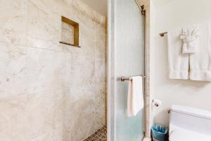 une salle de bain avec douche et toilettes dans l'établissement Kahana Reef 211, à Kahana 17 autres photos