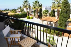 een balkon met 2 stoelen en een bank bij Sunset Green 01 in Paphos City