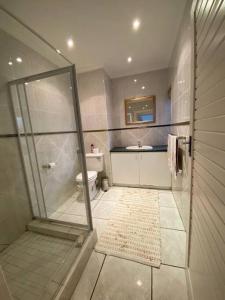 Ένα μπάνιο στο Luxury 3 Bedroom Beach House on Supertubes