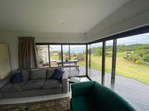 Χώρος καθιστικού στο Luxury 3 Bedroom Beach House on Supertubes
