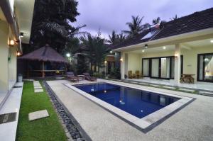 einen Pool im Hinterhof eines Hauses in der Unterkunft Santai Villa in Kuta Lombok