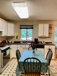 una cocina con mesa y mantel azul. en Red Robe B&B, en Nanaimo