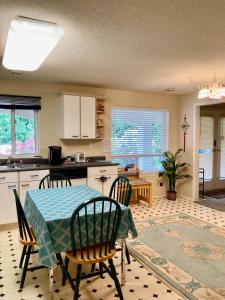 cocina con mesa y sillas en Red Robe B&B, en Nanaimo