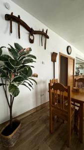 comedor con mesa y maceta en Casa rural Gerardo en Armallones