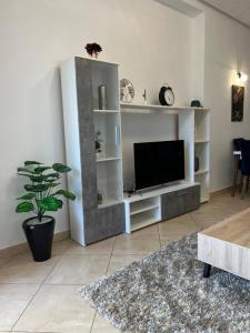 Μια τηλεόραση ή/και κέντρο ψυχαγωγίας στο Asilah Cozy