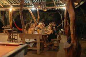 eine Gruppe von Menschen, die an einem Tisch in einem Restaurant sitzen in der Unterkunft La Ponderosa Reserve in Buritaca