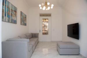 a living room with a couch and a tv at CASA BIANCA Bella Vista in Panama City